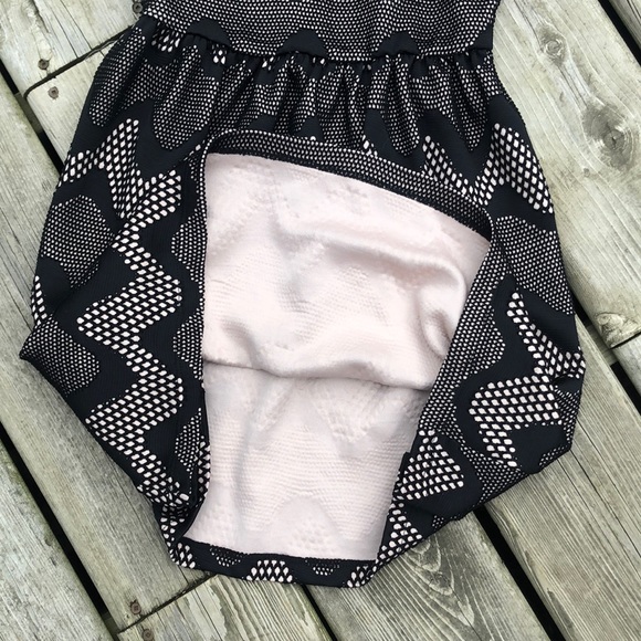 Everly Sleeveless Dress - Picture 6 of 8